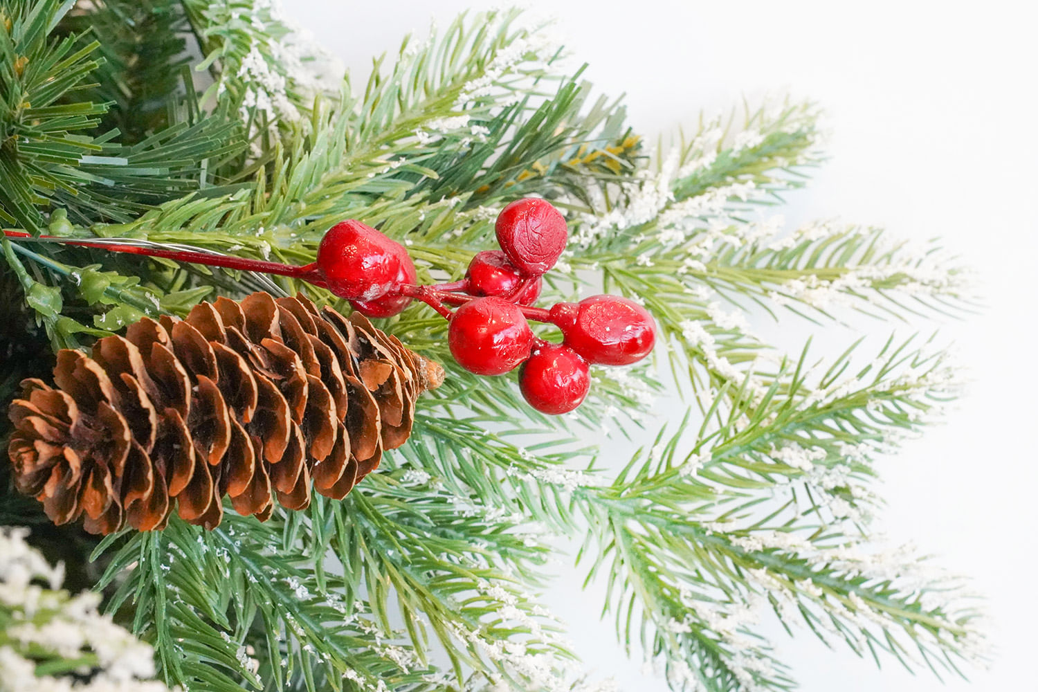 Albero Di Natale Con Pigne E Bacche Albero di Natale Artificiale Innevato 210 cm 62 Rami con Pigne e Bacche